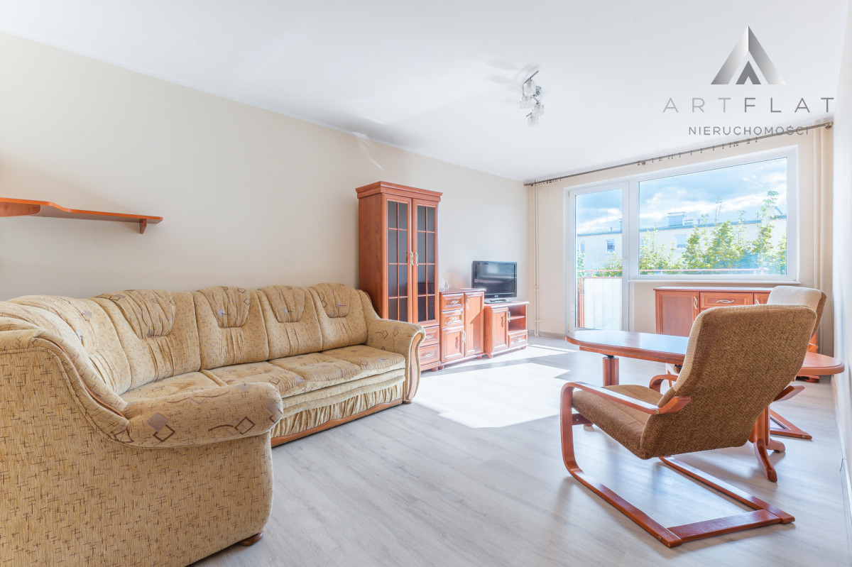 Przestronne 2 pokoje z dużą piwnicą – blisko SKM