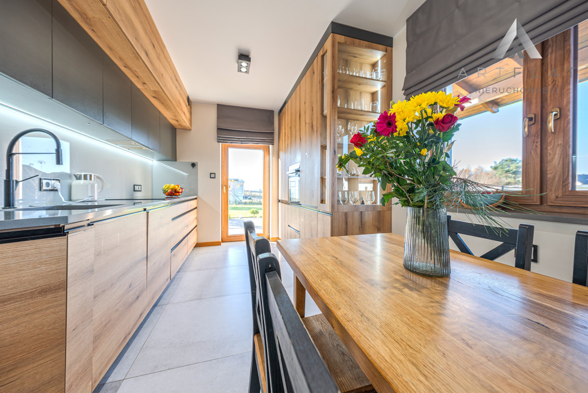 Nowoczesny dom w Żukowie – 6 pokoi, taras, garaż