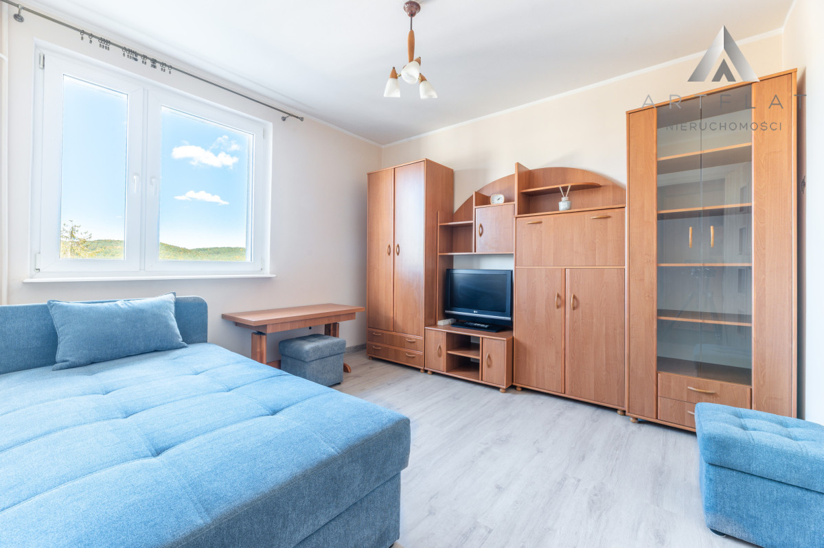 Przestronne 2 pokoje z dużą piwnicą – blisko SKM