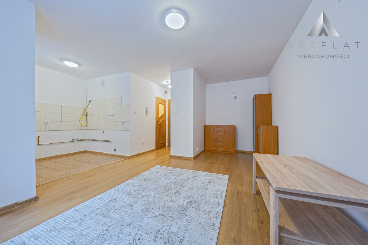 Kawalerka z balkonem i widokiem na las – Karwiny.