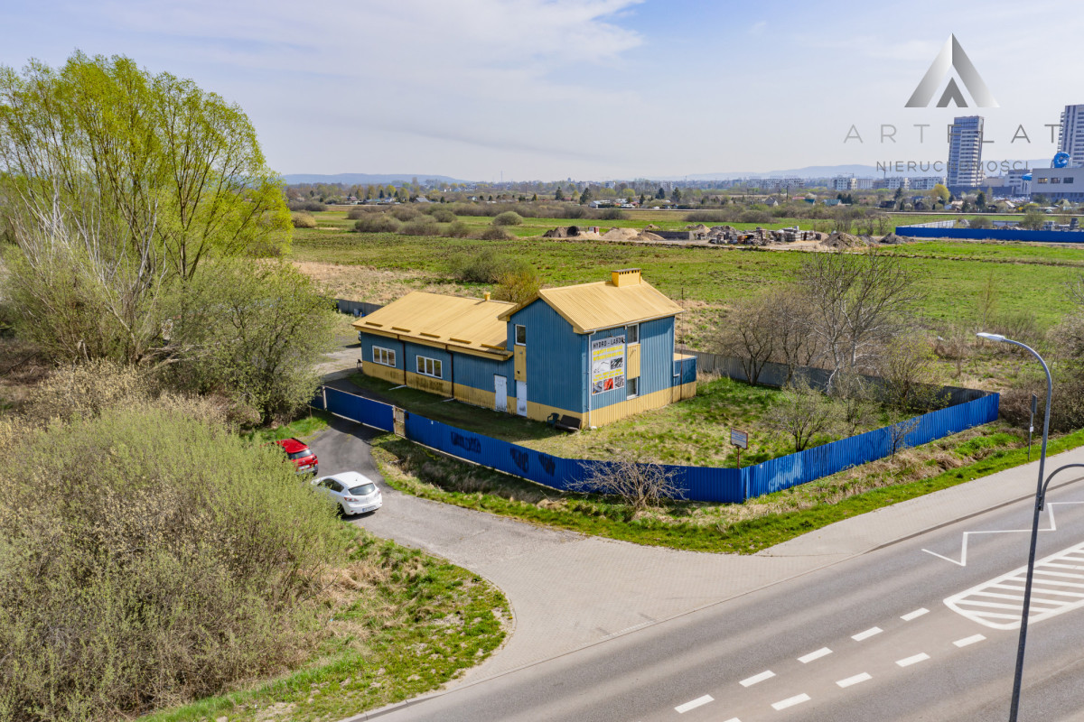 Duży plac z budynkiem warsztatowo - magazynowym