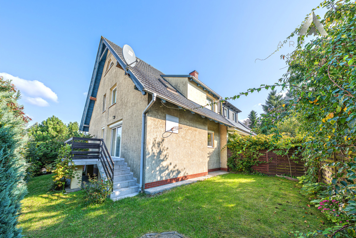 Gotowy do wydania, duży bliźniak blisko plaży