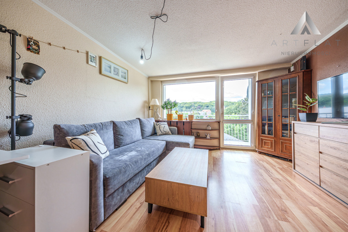 2 pokoje z oddzielną kuchnią i balkonem